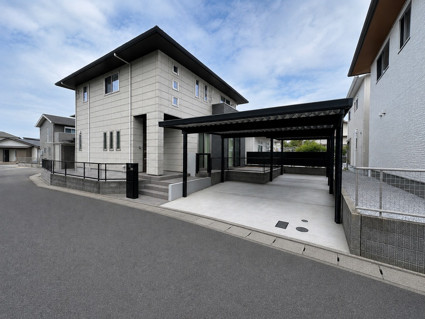 宮崎市希望ケ丘・本郷小中学区の中古一戸建て 外観全景（大和ハウス施工・築6年・カーポート3台）